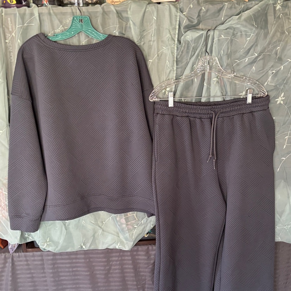 Boho Gray Quilted Textured Sweatshirt and Pants Set - Picture 1 of 6